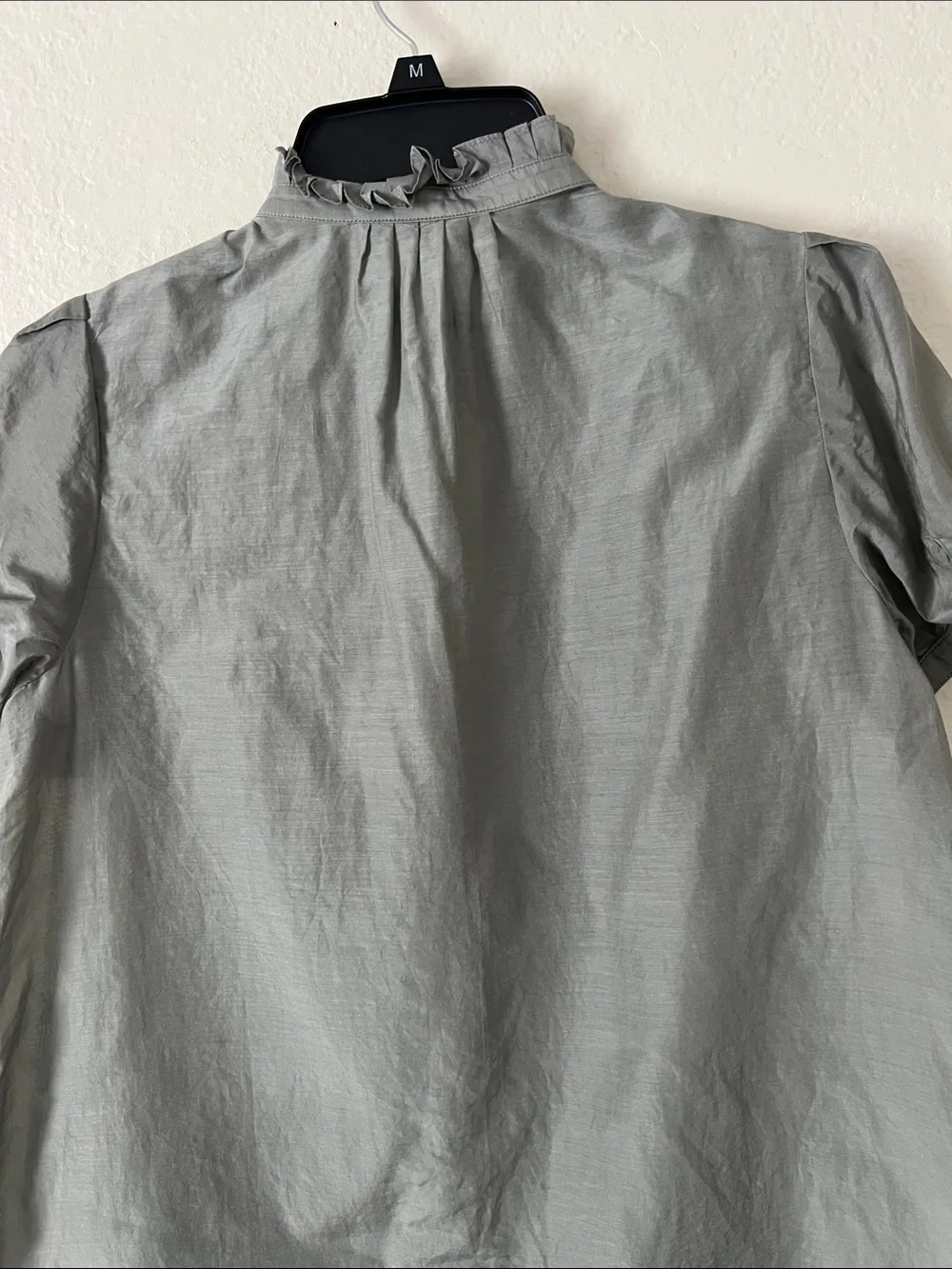 EUC BANANA REPUBLIC Cotton/Silk Blend Ruffled Front Short Sleeve Blouse Gray M
